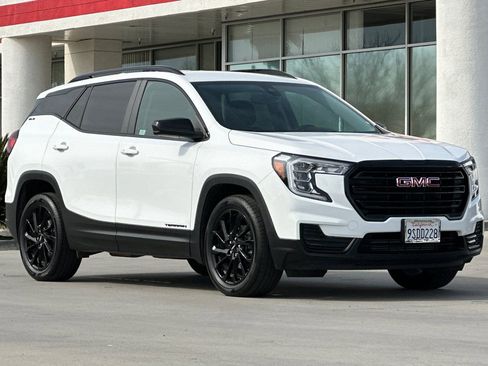 Used 2024 GMC Terrain SLE w/ Elevation Edition image 8
