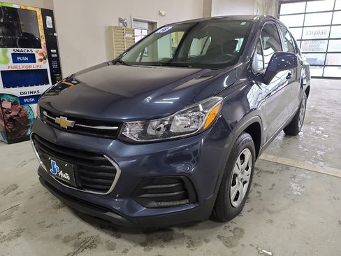 Used 2018 Chevrolet Trax LS image 2