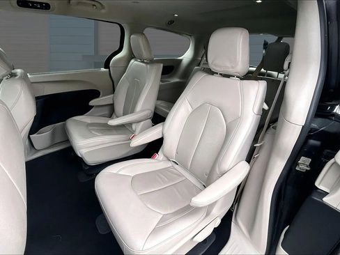 Used 2021 Chrysler Pacifica Touring-L image 25