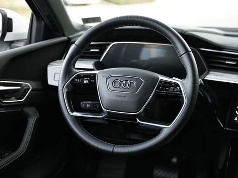 Used 2022 Audi e-tron Premium Plus image 28