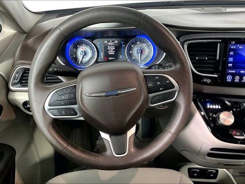 Used 2017 Chrysler Pacifica Touring Plus FWD image 9