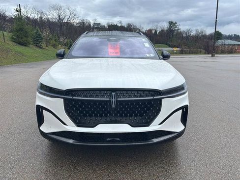 Used 2025 Lincoln Nautilus Reserve image 7