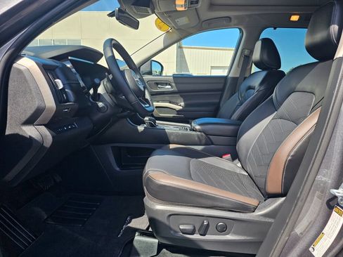 Used 2025 Nissan Pathfinder Platinum AWD/4WD image 10