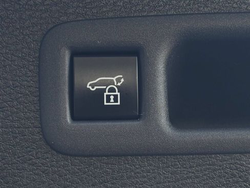 Used 2025 Toyota Sienna XLE FWD image 25