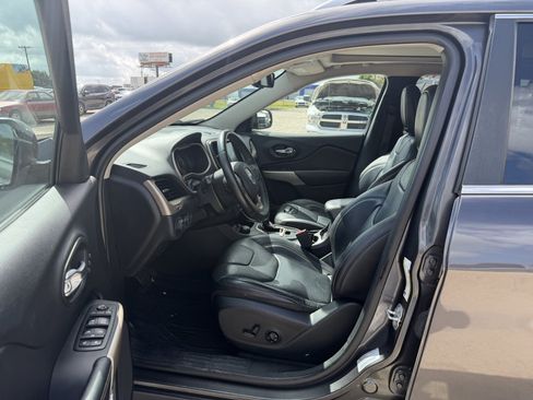 Used 2017 Jeep Cherokee Limited w/ Luxury Group AWD/4WD image 12