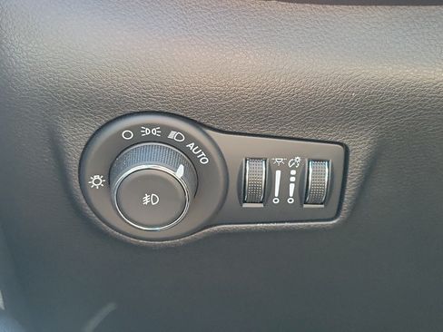 Used 2025 Jeep Compass Latitude AWD/4WD image 24