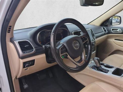 Used 2019 Jeep Grand Cherokee Laredo w/ 18" Wheel & 8.4" Radio Group image 14