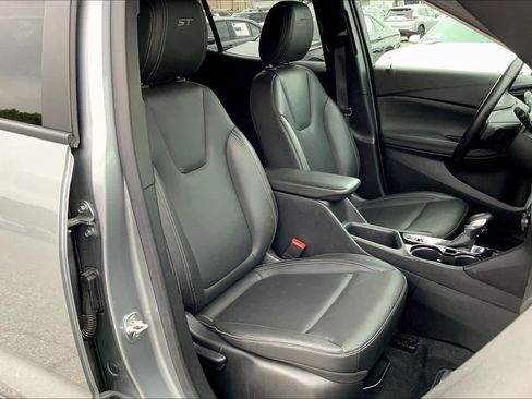 Used 2024 Buick Encore GX Sport Touring image 9