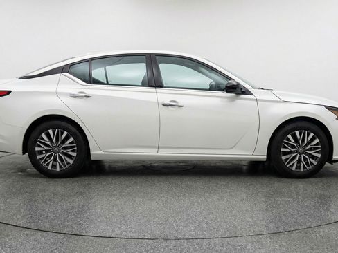 Used 2025 Nissan Altima 2.5 SV image 11