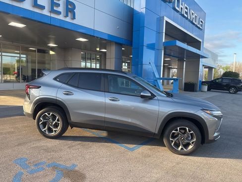 Used 2025 Chevrolet Trax LT FWD image 26