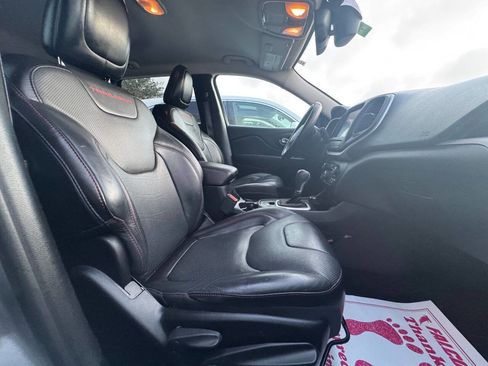 Used 2017 Jeep Cherokee Trailhawk image 19