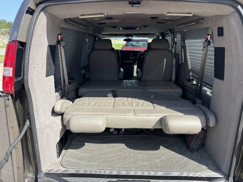 Used 2004 GMC Savana 1500 w/ Preferred Equipment Group RWD image 30