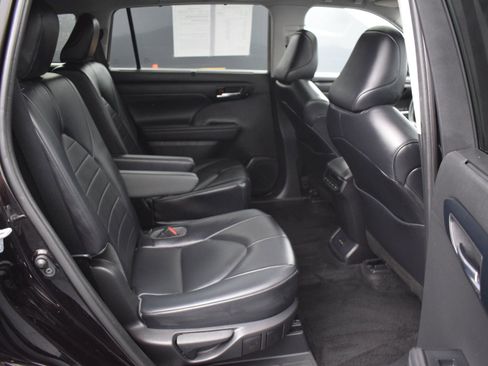 Used 2022 Toyota Highlander XLE AWD/4WD image 11