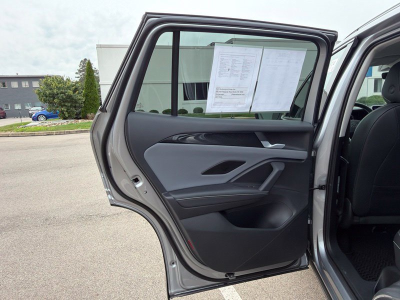 Used 2025 Volkswagen Tiguan SE AWD/4WD image 16