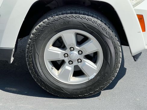 Used 2010 Jeep Liberty Sport AWD/4WD image 16