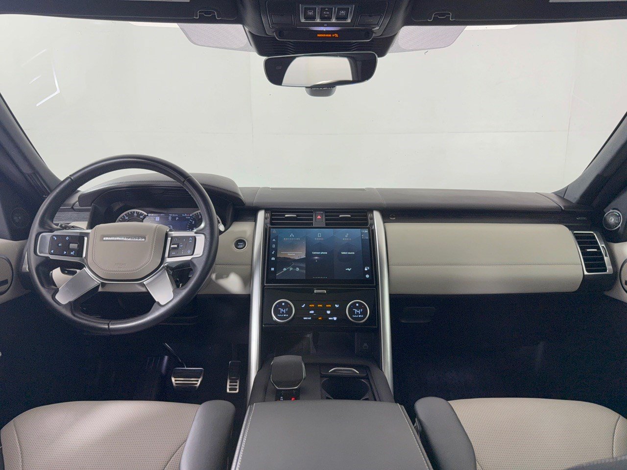 Used 2023 Land Rover Discovery Metropolitan Edition AWD/4WD image 17