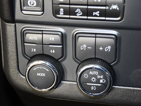 Used 2025 Chevrolet Tahoe Z71 AWD/4WD image 38