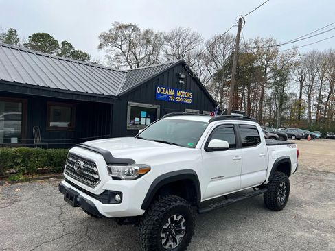 Used 2017 Toyota Tacoma TRD Off-Road image 9
