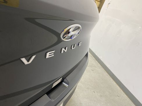 Used 2024 Hyundai Venue SEL image 16