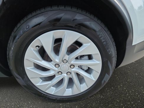Certified 2025 Land Rover Discovery S AWD/4WD image 33