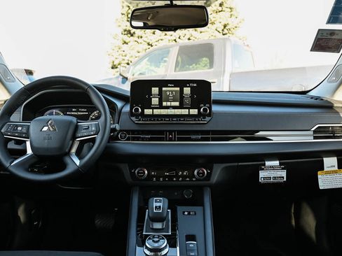 New 2025 Mitsubishi Outlander SE image 16