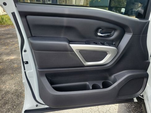 Used 2024 Nissan Titan SV w/ SV Convenience Package image 18