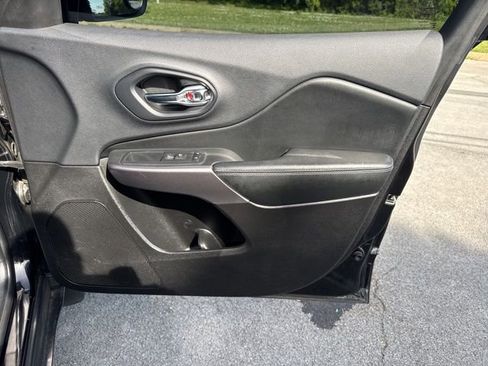 Used 2019 Jeep Cherokee Latitude w/ Cold Weather Group AWD/4WD image 9