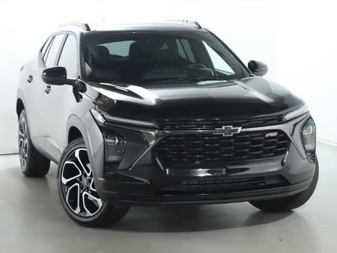 Used 2025 Chevrolet Trax RS w/ Sunroof Package FWD image 2