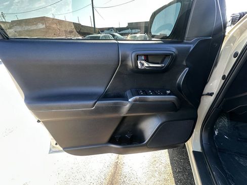 Used 2016 Toyota Tacoma TRD Off-Road w/ Towing Package image 10