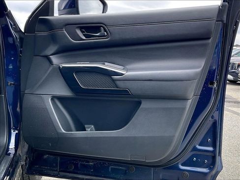 Used 2024 Nissan Pathfinder SV image 11