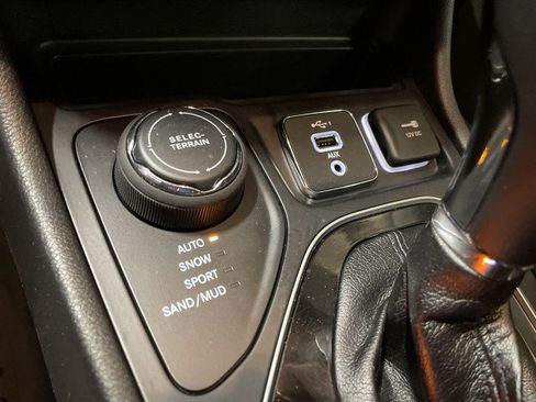Used 2021 Jeep Cherokee Latitude Plus AWD/4WD image 29