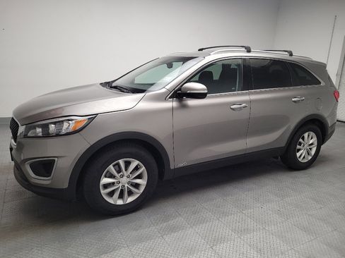 Used 2017 Kia Sorento AWD w/ LX Convenience Package image 2
