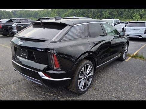 Used 2025 Cadillac Optiq Luxury 2 AWD/4WD image 3