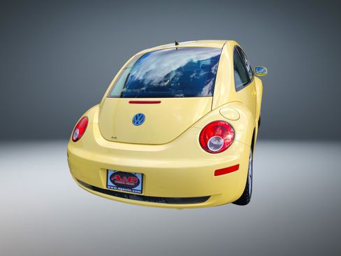 Used 2010 Volkswagen Beetle Coupe FWD image 3
