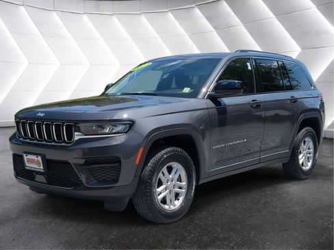 Used 2023 Jeep Grand Cherokee Laredo AWD/4WD image 7