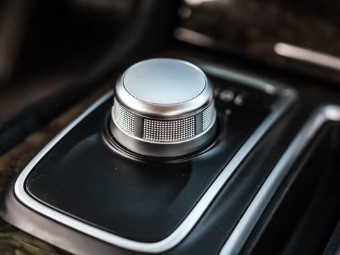 Used 2015 Chrysler 300 C RWD image 40