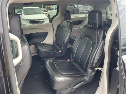 Used 2023 Chrysler Pacifica Touring-L FWD image 14