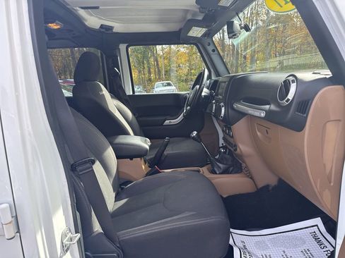 Used 2017 Jeep Wrangler Unlimited Sahara w/ Connectivity Group image 28