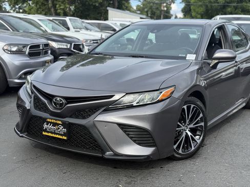 Used 2019 Toyota Camry SE FWD image 3