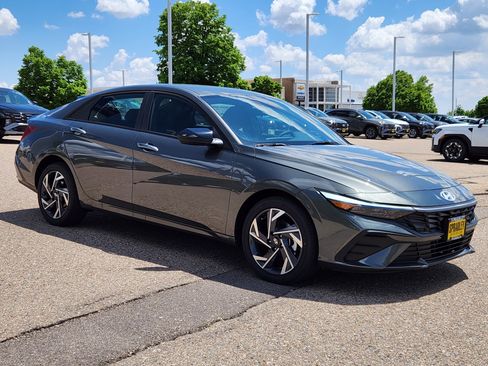 Used 2025 Hyundai Elantra Sport image 4