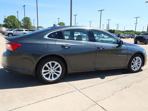 Used 2017 Chevrolet Malibu LT w/ Leather Package FWD image 5