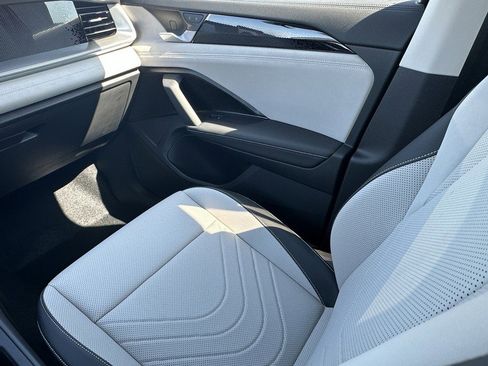 New 2025 Volkswagen Tiguan SE image 13