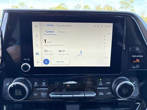 Used 2025 Toyota Highlander XLE image 26