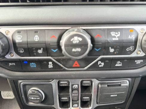 Used 2025 Jeep Wrangler Unlimited Sahara w/ Safety Group AWD/4WD image 16