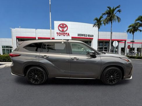 Used 2023 Toyota Highlander XSE FWD image 8