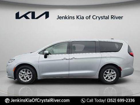Used 2023 Chrysler Pacifica Touring-L FWD image 13