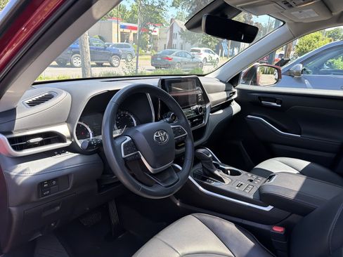 Used 2023 Toyota Highlander XLE AWD/4WD image 9