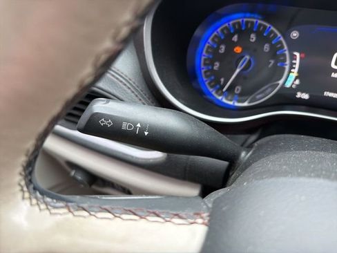 Used 2017 Chrysler Pacifica Limited image 49