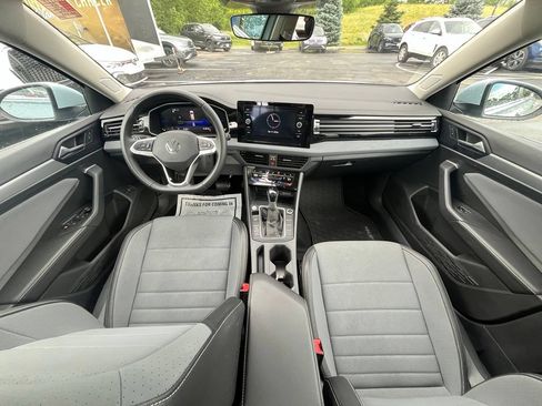 Used 2025 Volkswagen Jetta SE w/ Sunroof Package FWD image 14