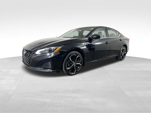 Used 2023 Nissan Altima 2.5 SR w/ SR Premium Package image 2